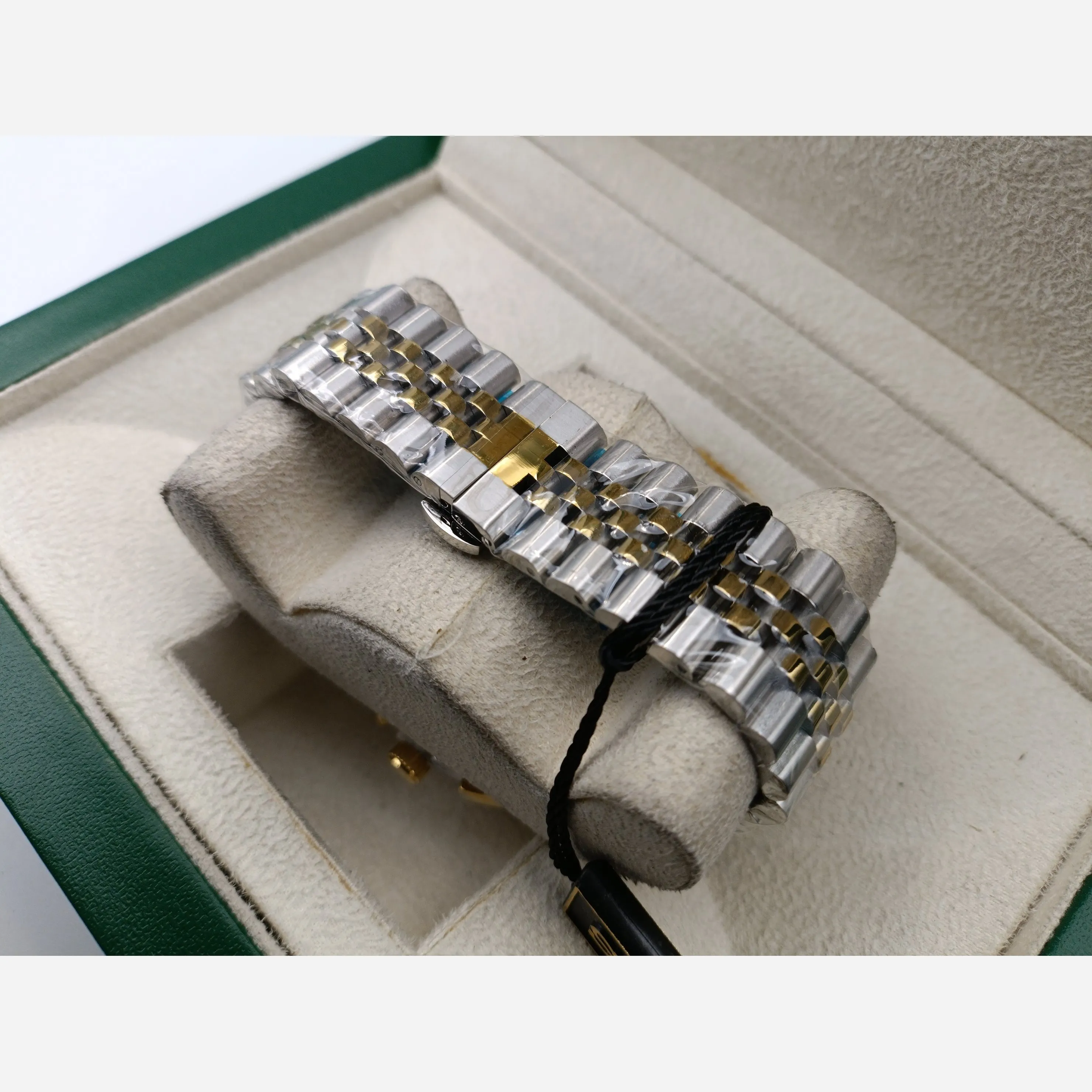 ساعت مچی مردانه سیکو دو رنگ طلایی صفحه مشکی طرح سه موتور مدل 5748