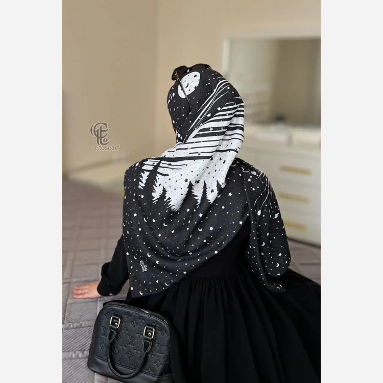 روسری نخی طرح ماهلین ابعاد 140 در 140 زمینه مشکی با ماه و ستاره سفید