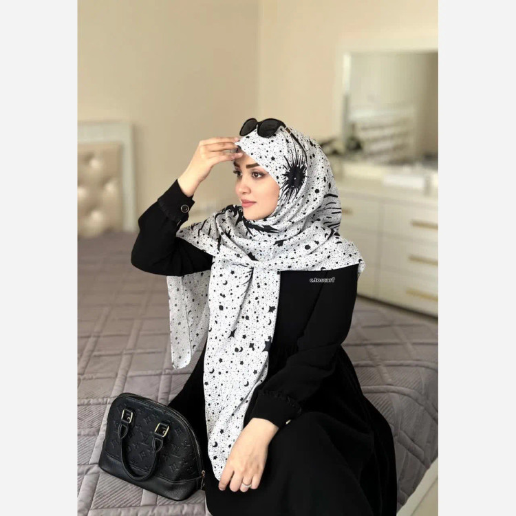 روسری نخی طرح ماهلین ابعاد 140 در 140 زمینه مشکی با ماه و ستاره سفید