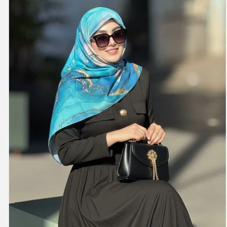 روسری نخ کاستوم طرح اطلس قواره بزرگ دور دوخت مزونی ابعاد 140 در 140