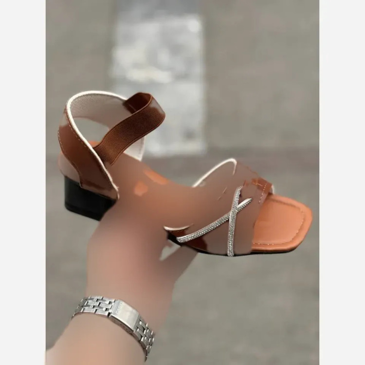 صندل زنانه نگیندار جلو کش پاشنه 5 سانت چرم بیاله