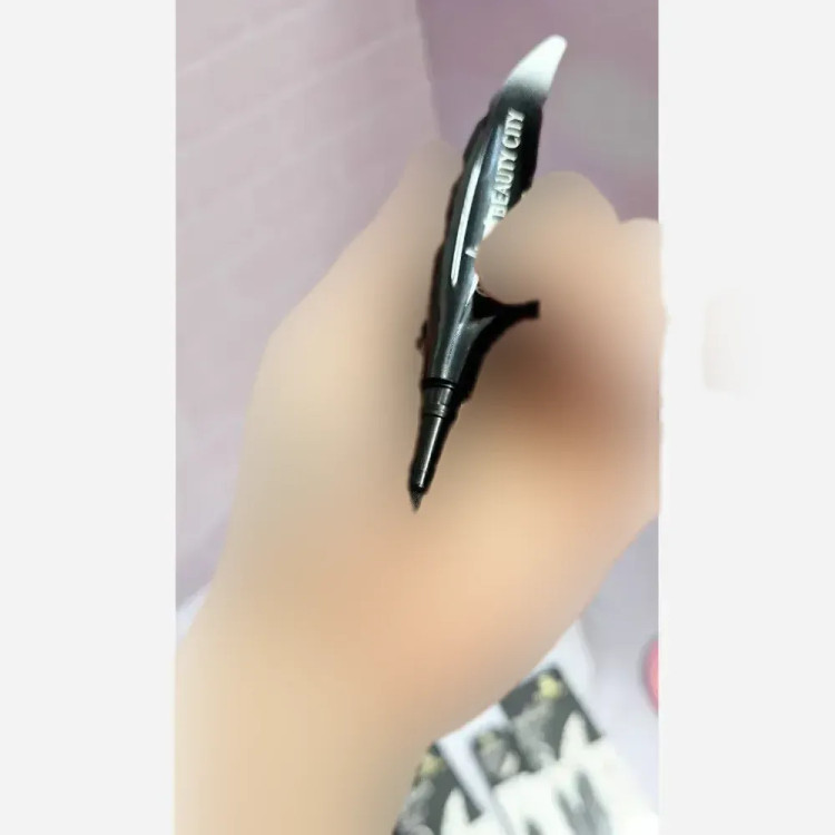 خط چشم ماژیکی ضد آب مدل پر رنگ مشکی
