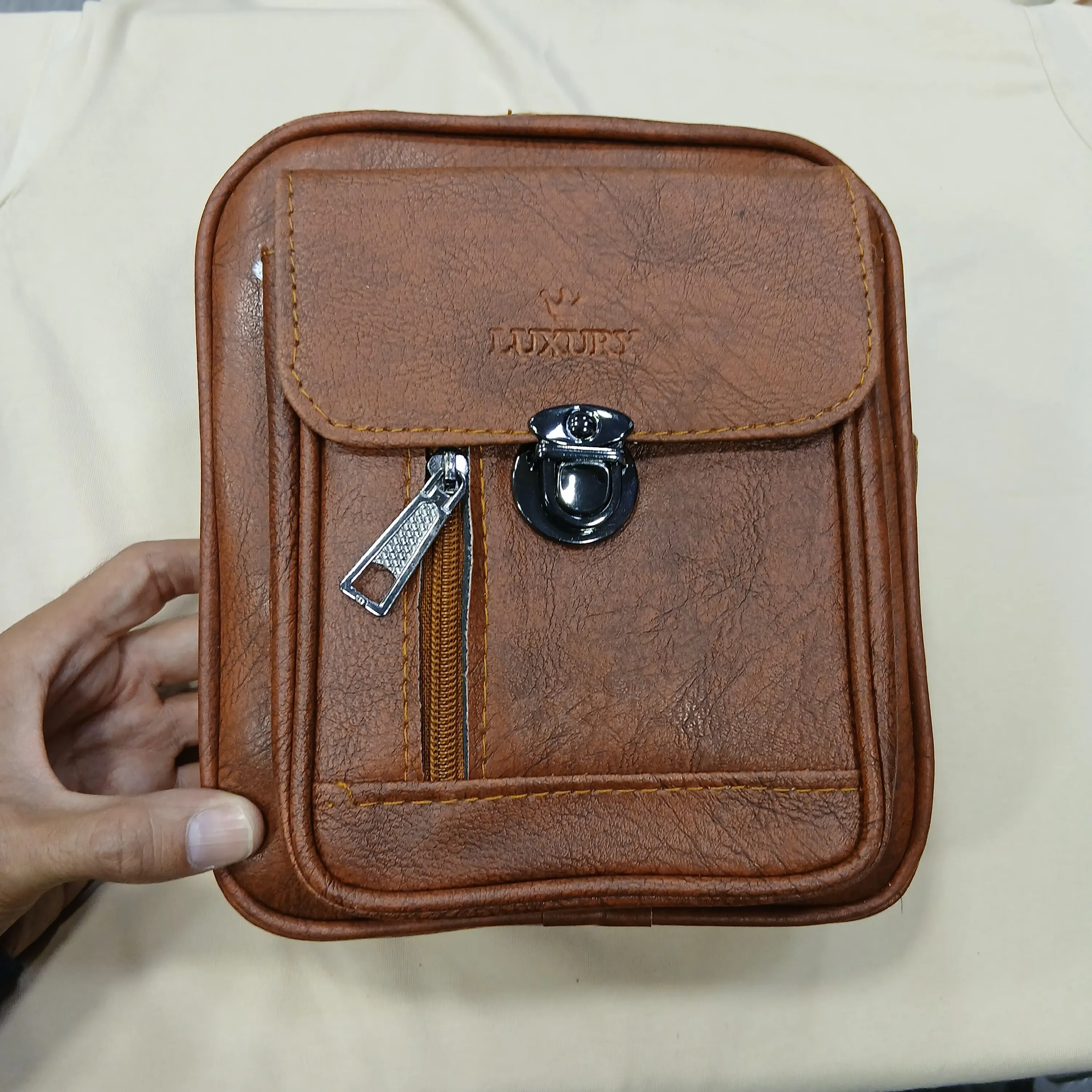کیف دوشی اسپرت مردانه چرم مصنوعی با بند قابل تنظیم ابعاد 21 در 18 سانتیمتر