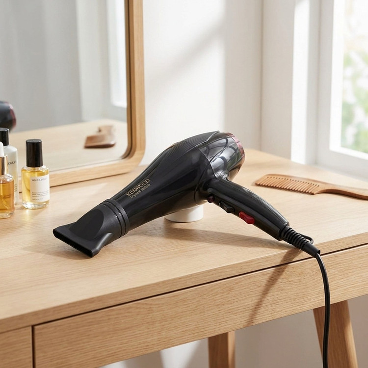 سشوار خانگی 2400 وات کنوود مدل KW-1011، موتور AC، وزن 500 گرم، المنت تیتانیوم، دارای سری متمرکزکننده باریک با ویژگی صافکنندگی، با قابلیت تنظیم دما، باد سرد، سیم گردان