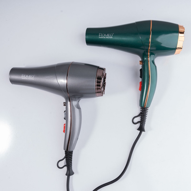 سشوار حرفهای 2200 وات رومئو مدل RM-5858، موتور AC، وزن 450 گرم، المنت فلز، دارای سری متمرکزکننده باریک با ویژگی صافکنندگی، حجمدهندگی، با قابلیت تنظیم دما، باد سرد