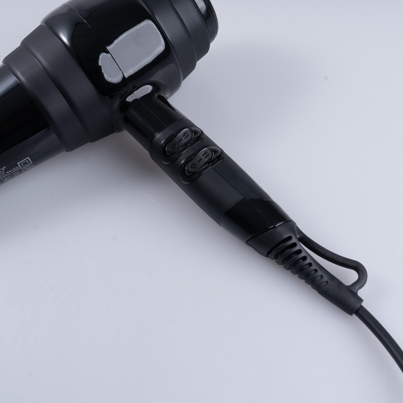 سشوار حرفهای 2400 وات رومئو مدل RM-5252، موتور AC، وزن 682 گرم، دارای سری متمرکزکننده باریک با ویژگی صافکنندگی، با قابلیت فناوری تولید یون