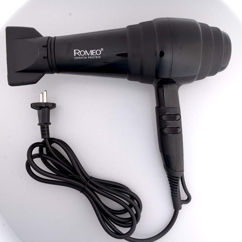 سشوار حرفهای 2400 وات رومئو مدل RM-5252، موتور AC، وزن 682 گرم، دارای سری متمرکزکننده باریک با ویژگی صافکنندگی، با قابلیت فناوری تولید یون