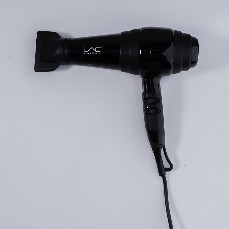 سشوار حرفهای 2200 وات لایچی مدل L-9070، موتور AC، وزن 1100 گرم، المنت سرامیک تورمالین، دارای سری متمرکزکننده پهن با ویژگی صافکنندگی، حجمدهندگی، با قابلیت باد سرد، فناوری تولید یون، دسته ارگونومیک