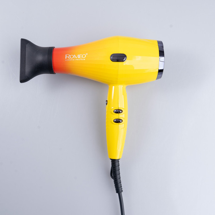 سشوار حرفهای 2200 وات رومئو مدل RM-5151، موتور AC، وزن 682 گرم، دارای سری متمرکزکننده باریک با ویژگی صافکنندگی، با قابلیت باد سرد، فناوری تولید یون