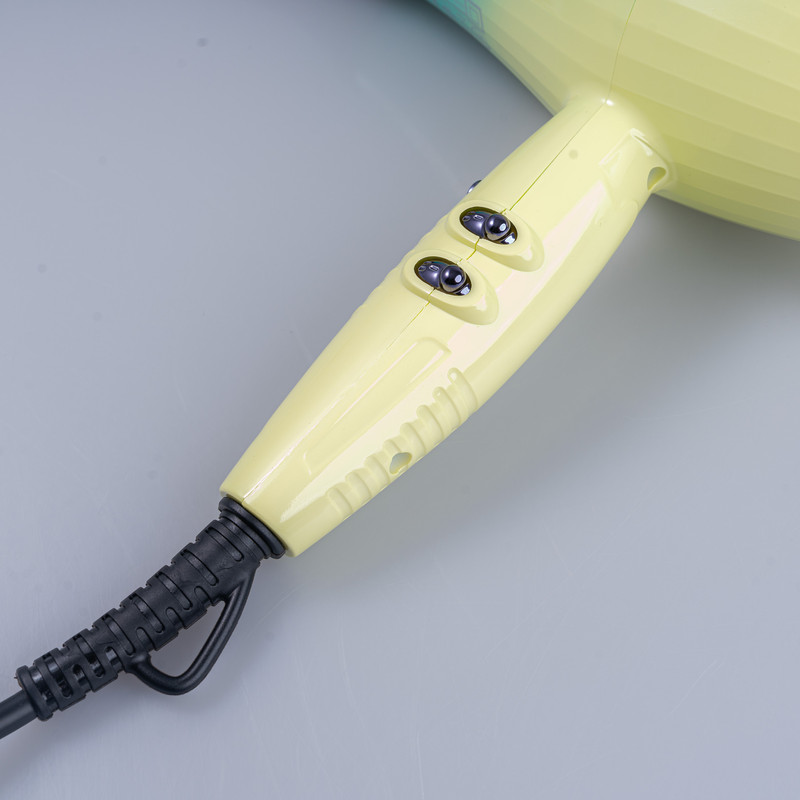 سشوار حرفهای 2200 وات رومئو مدل RM-5151، موتور AC، وزن 682 گرم، دارای سری متمرکزکننده باریک با ویژگی صافکنندگی، با قابلیت باد سرد، فناوری تولید یون