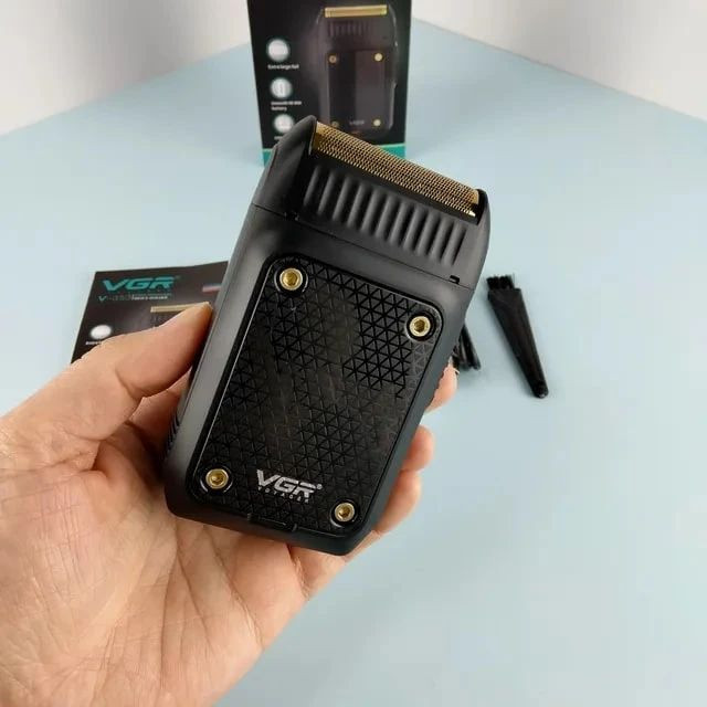 ماشین اصلاح موی صورت وی جی آر مدل V-353 با تیغه استیل پیشرفته، تکنولوژی فویلی، قابلیت اصلاح با شماره صفر، باتری 600 میلیآمپر ساعت و شارژر USB، طراحی ارگونومیک و سبک با برس تمیزکننده و محافظ