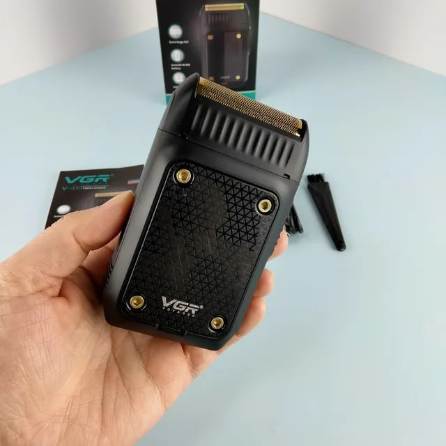 ماشین اصلاح موی صورت وی جی آر مدل V-353 با تیغه استیل پیشرفته، تکنولوژی فویلی، قابلیت اصلاح با شماره صفر، باتری 600 میلیآمپر ساعت و شارژر USB، طراحی ارگونومیک و سبک با برس تمیزکننده و محافظ