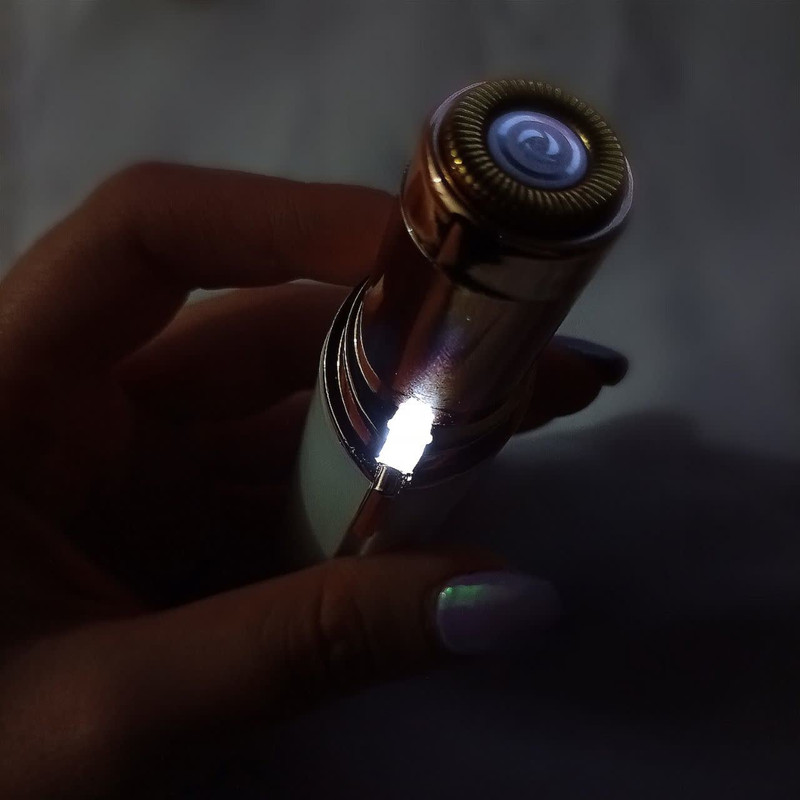 ماشین اصلاح موی صورت شارژی مدل flawlesss با تیغههای روکش طلا، اصلاح چرخشی بدون درد، مناسب انواع پوست، قابلیت استفاده خشک و مرطوب، شارژ سریع و چراغ LED برای اصلاح دقیق