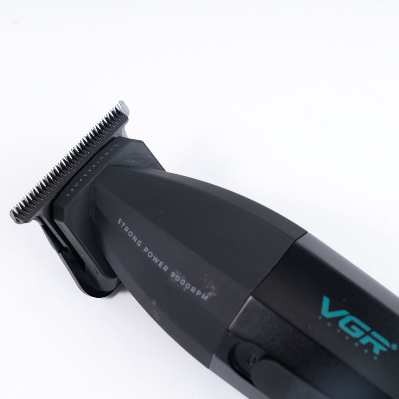 ماشین اصلاح موی سر و صورت وی جی آر مدل V-906 با تیغه سرامیکی پوشش DLC، موتور 9000 دور در دقیقه، باتری 2000 میلیآمپر ساعت با 240 دقیقه عمر شارژ، صفحه نمایش LED، طراحی ارگونومیک و مقاوم، قابلیت صفرزن، خط زن و حجم زن