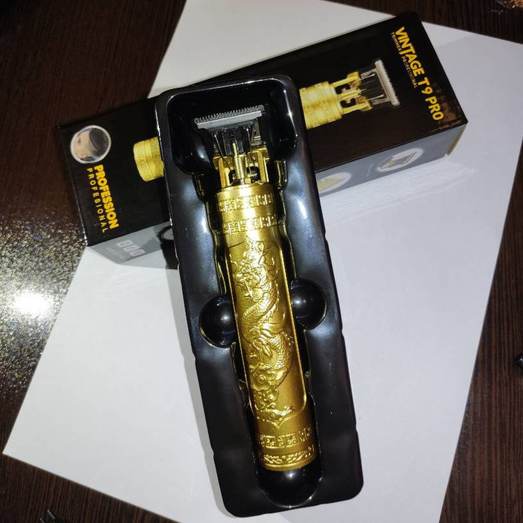 ماشین اصلاح موی صورت وینتیج مدل T9 Pro با تیغه T شکل استیل ضدزنگ، طراحی ارگونومیک، قابلیت اصلاح با شماره صفر، باتری قابل شارژ، همراه با کابل شارژ USB، برس تمیزکننده و شانه
