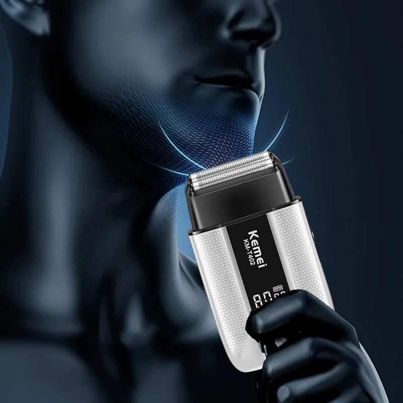 ماشین اصلاح موی صورت فویلی شارژی کیمی مدل KM-T402 با تیغههای دو لایه استیل ضد زنگ، تنظیم سرعت سه حالته، نمایشگر LED، باتری 1400 میلیآمپر ساعت، ضد آب IPX7، بدنه فلزی، اصلاح خشک و مرطوب