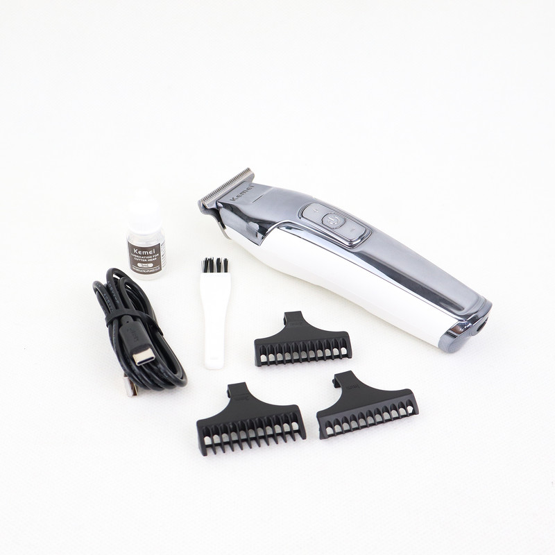 ماشین اصلاح موی سر و صورت کیمی مدل KM-5027 Professional با تیغه تیتانیوم پیشرفته، باتری لیتیوم یون 1400 میلیآمپر، شارژ تایپسی، طراحی ارگونومیک و قابلیت استفاده خشک و مرطوب
