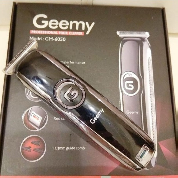 ماشین اصلاح موی سر و صورت جیمی مدل GM-6050 با تیغه استیل ضد زنگ، اصلاح برش مستقیم با دقت 0.1 میلیمتر، قابلیت صفرزن، خط زن و حجم زن، باتری با 70 دقیقه زمان استفاده و نمایشگر وضعیت شارژ و سه شانه اصلاح 1، 2 و 3 میلیمتری