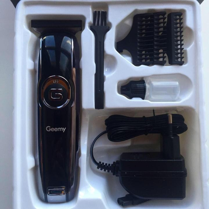 ماشین اصلاح موی سر و صورت جیمی مدل GM-6050 با تیغه استیل ضد زنگ، اصلاح برش مستقیم با دقت 0.1 میلیمتر، قابلیت صفرزن، خط زن و حجم زن، باتری با 70 دقیقه زمان استفاده و نمایشگر وضعیت شارژ و سه شانه اصلاح 1، 2 و 3 میلیمتری
