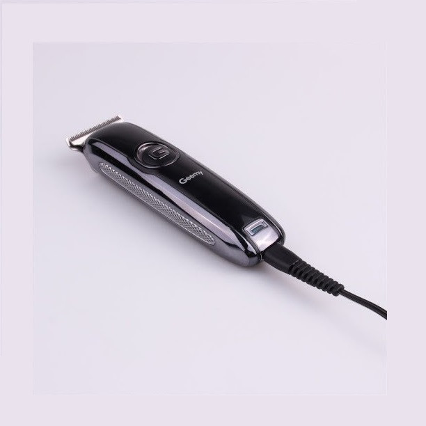 ماشین اصلاح موی سر و صورت جیمی مدل GM-6050 با تیغه استیل ضد زنگ، اصلاح برش مستقیم با دقت 0.1 میلیمتر، قابلیت صفرزن، خط زن و حجم زن، باتری با 70 دقیقه زمان استفاده و نمایشگر وضعیت شارژ و سه شانه اصلاح 1، 2 و 3 میلیمتری