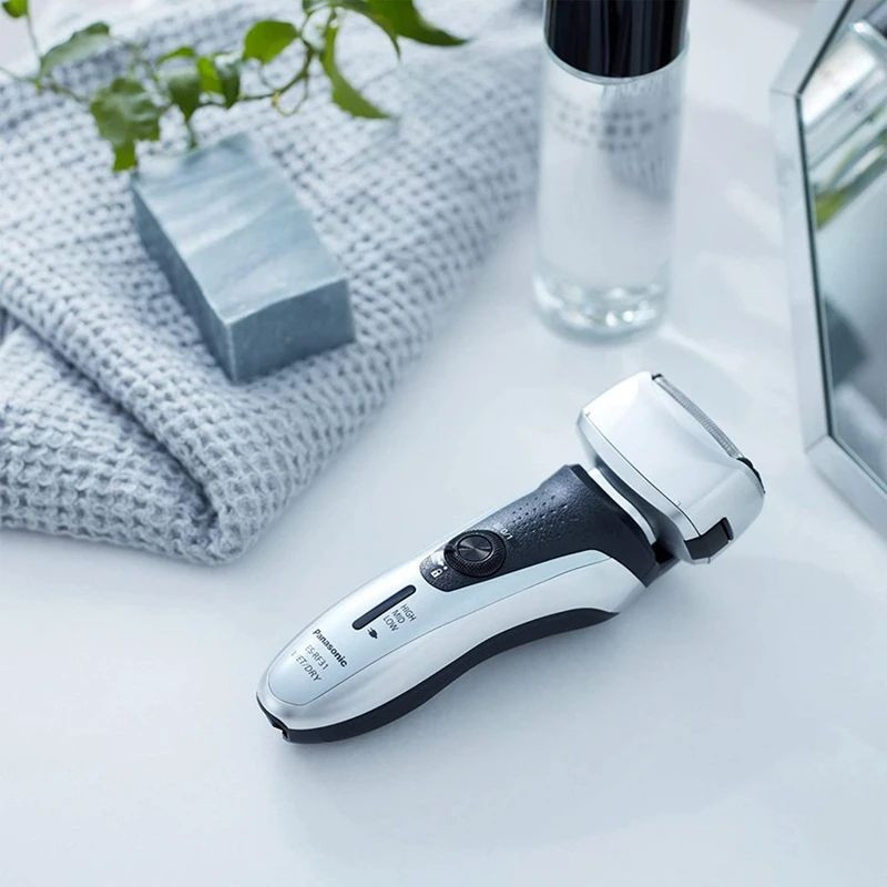 ماشین اصلاح موی صورت پاناسونیک مدل ES-RF31 با قابلیت اصلاح خشک و مرطوب، تنظیم خودکار سرعت موتور، چهار تیغه، حرکت سری در چند جهت، تیغه از آلیاژ نقره و استیل ضد زنگ، باتری قابل شارژ، مقاوم در برابر آب و لغزش