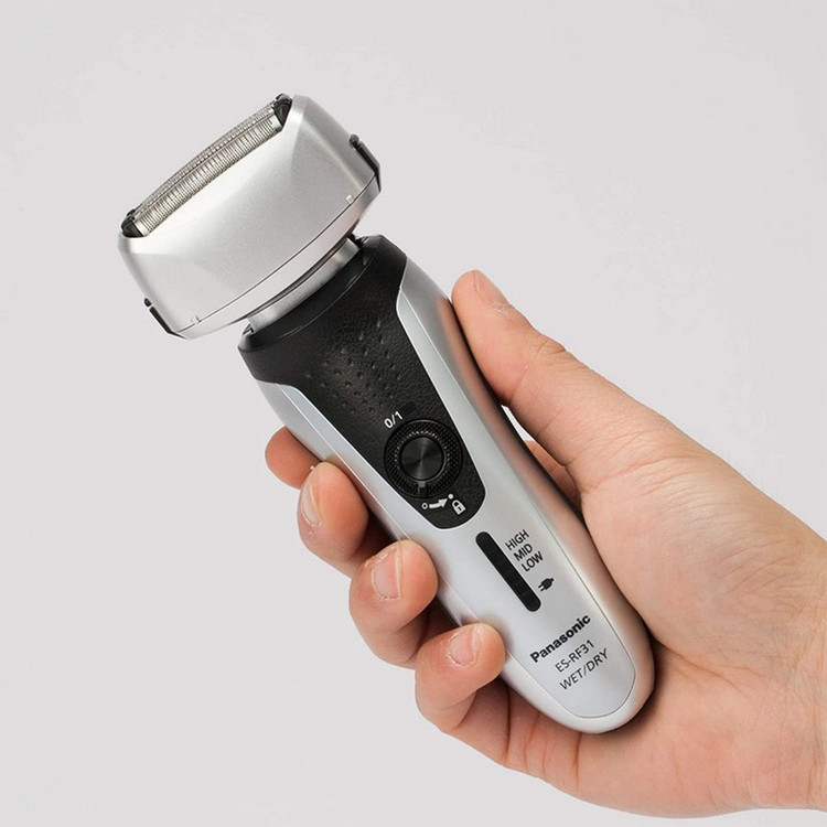 ماشین اصلاح موی صورت پاناسونیک مدل ES-RF31 با قابلیت اصلاح خشک و مرطوب، تنظیم خودکار سرعت موتور، چهار تیغه، حرکت سری در چند جهت، تیغه از آلیاژ نقره و استیل ضد زنگ، باتری قابل شارژ، مقاوم در برابر آب و لغزش