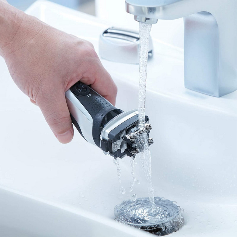 ماشین اصلاح موی صورت پاناسونیک مدل ES-RF31 با قابلیت اصلاح خشک و مرطوب، تنظیم خودکار سرعت موتور، چهار تیغه، حرکت سری در چند جهت، تیغه از آلیاژ نقره و استیل ضد زنگ، باتری قابل شارژ، مقاوم در برابر آب و لغزش