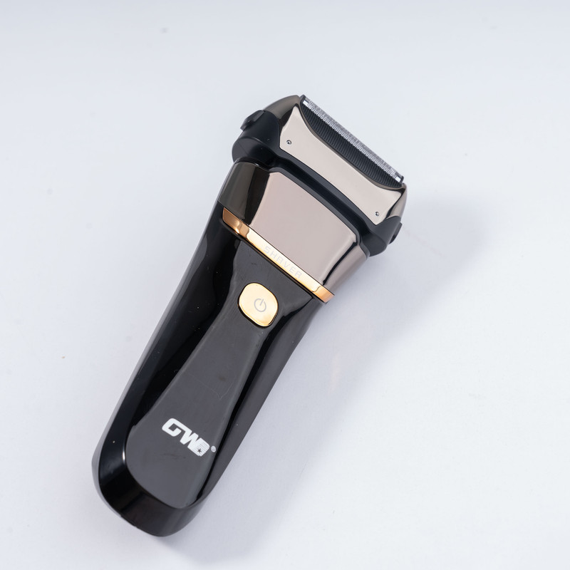 ماشین اصلاح موی صورت جی دبلیو مدل GW-9909، اصلاح به صورت صفر زن، نمایشگر وضعیت باتری، ضد آب، منبع انرژی با کابل USB، تکنولوژی اصلاح به صورت شیو فویلی، مدت زمان شارژ 120 دقیقه و مدت زمان استفاده پس از شارژ 80 دقیقه، بههمراه کابل شارژ USB، محافظ، برس