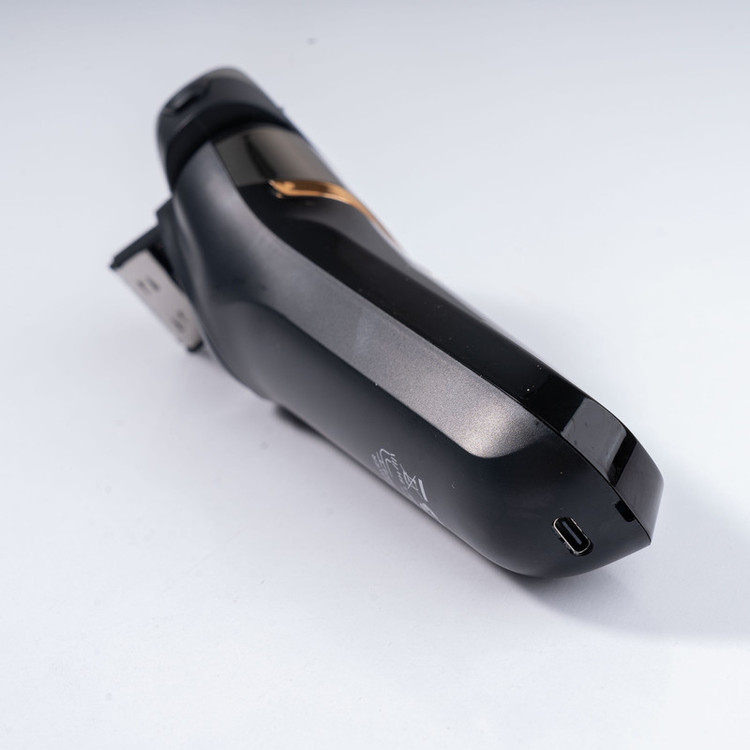 ماشین اصلاح موی صورت جی دبلیو مدل GW-9909، اصلاح به صورت صفر زن، نمایشگر وضعیت باتری، ضد آب، منبع انرژی با کابل USB، تکنولوژی اصلاح به صورت شیو فویلی، مدت زمان شارژ 120 دقیقه و مدت زمان استفاده پس از شارژ 80 دقیقه، بههمراه کابل شارژ USB، محافظ، برس