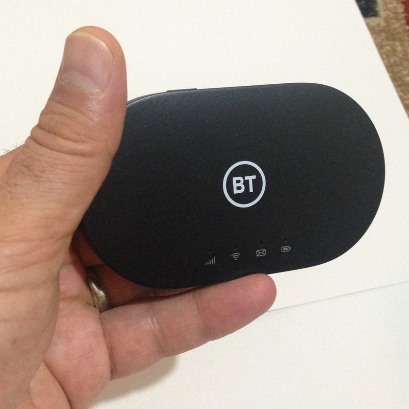 مودم 4.5G قابل حمل بی تی مدل Mini Hub BT71 با سرعت دانلود 300Mbps و آپلود 100Mbps، پشتیبانی تا 20 کاربر، باتری با شارژدهی 8 ساعت، دو باند 2.4GHz و 5GHz با استاندارد AC و پشتیبانی از SMS