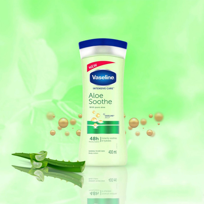 لوسیون بدن وازلین مدل Aloe Soothe حجم 400 میلیلیتر، آبرسان قوی، حاوی عصاره آلوئه ورا و ویتامین E، فاقد چربی، جذب سریع، مرطوبکننده پوستهای نرمال تا خشک، با ماندگاری 48 ساعت و رایحه دلپذیر