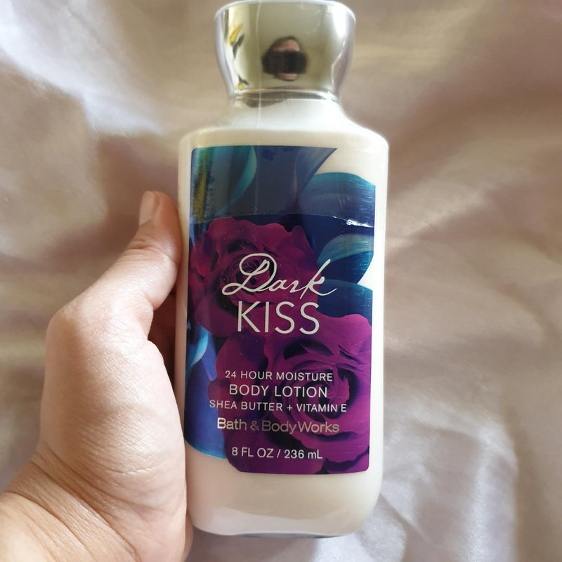 لوسیون بدن بس اند بادی ورکز مدل Dark Kiss با رایحه تمشک سیاه و گل رز بورگاندی، حاوی شی باتر، جوجوبا و ویتامین E، آبرسان و نرمکننده پوست، حجم 236 میلیلیتر