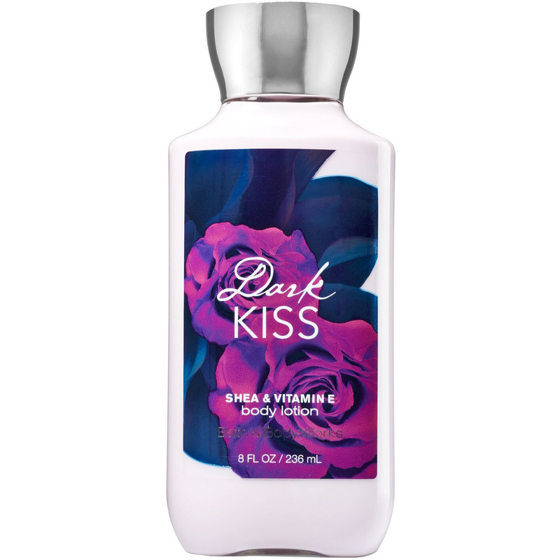 لوسیون بدن بس اند بادی ورکز مدل Dark Kiss با رایحه تمشک سیاه و گل رز بورگاندی، حاوی شی باتر، جوجوبا و ویتامین E، آبرسان و نرم‌کننده پوست، حجم 236 میلی‌لیتر