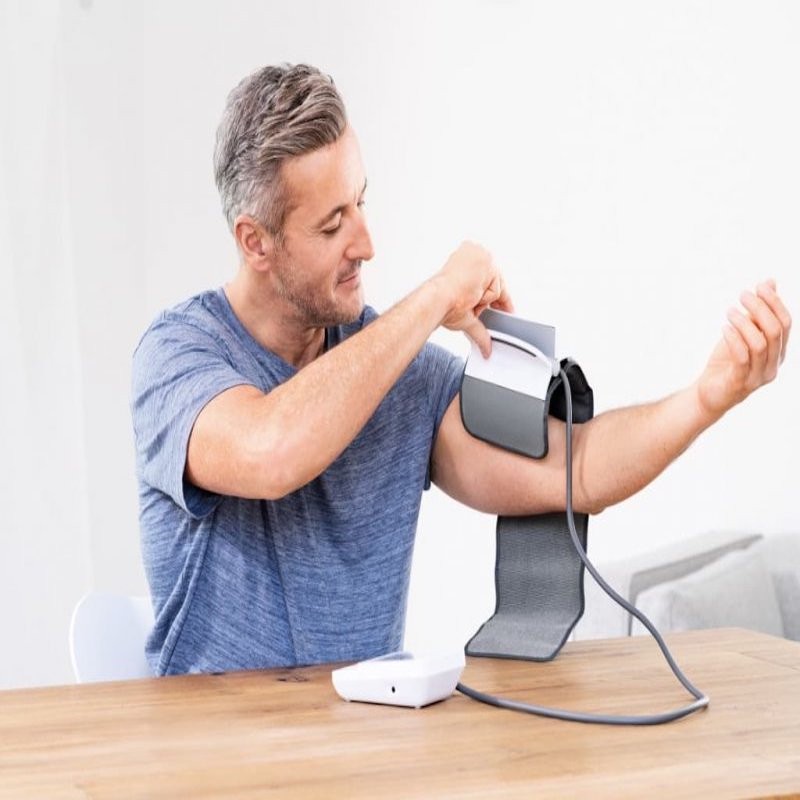 فشارسنج بازویی دیجیتال بیورر مدل BM51 با کاف ابتکاری easyClip، حافظه 100 رکورد برای 2 کاربر، نمایش میانگین نتایج، تشخ...
